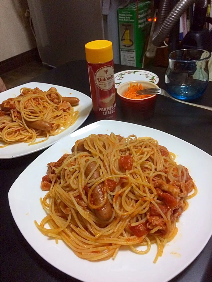 トマト缶と豚肉をグツグツ煮込んだソースにソーセージ|hal00さん