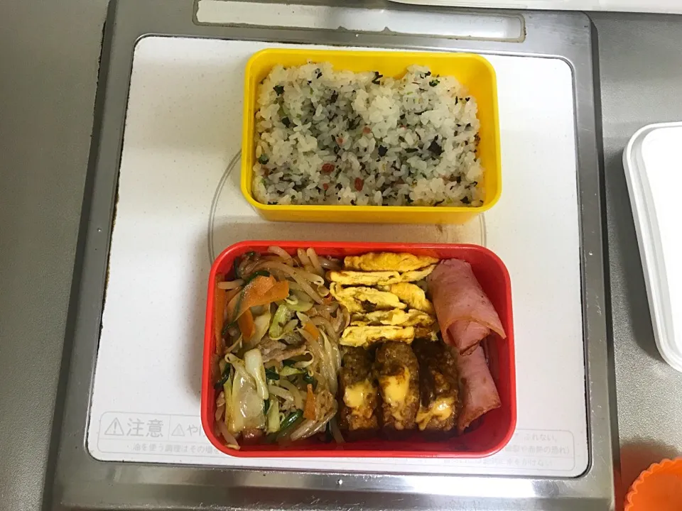 #しぇい飯 #明日の弁当 
しそご飯、肉野菜炒め、卵焼き、チーズインハンバーグ、ハム|しえいさん