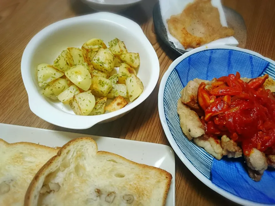 ・鶏もも肉のトマトソースがけ
・鶏皮焼き
・ジャガイモの青のりまぶし
・くるみパンのトースト|ようかんさん