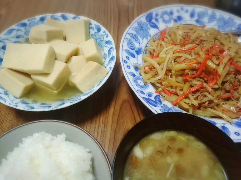 ・もやしジャガイモひき肉の炒めもの(丼にしたよ)
・高野豆腐の炊きもの
・なめこの味噌汁|ようかんさん