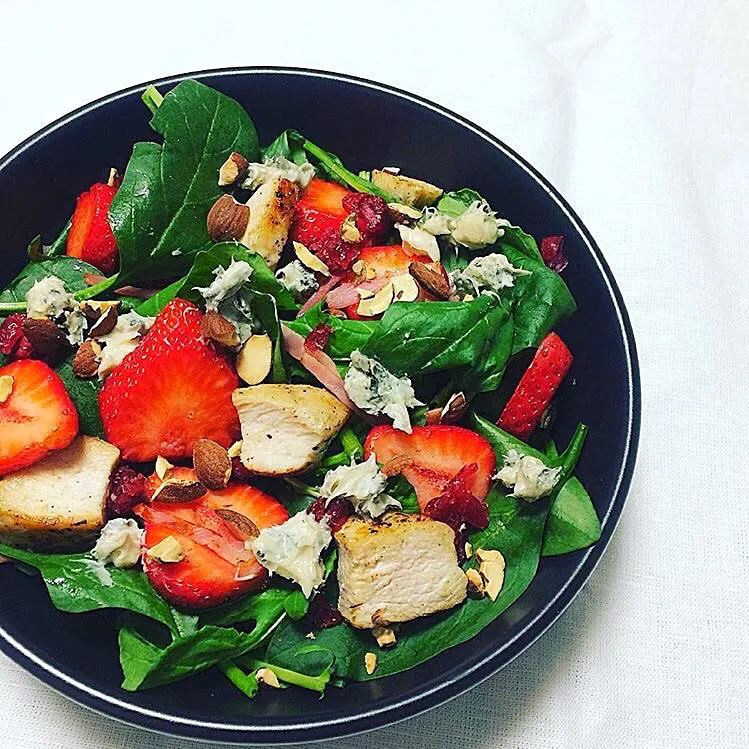 Strawberry Salad with Gorgonzola / 四月サラダ 🍓🌿|Laraさん