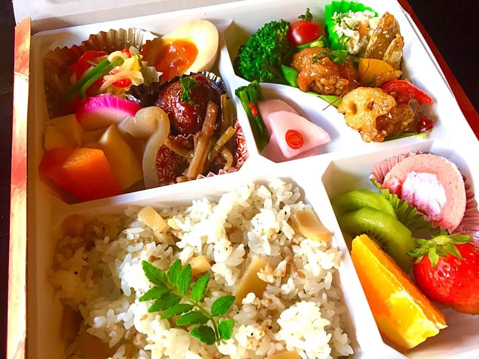 Snapdishの料理写真:筍ご飯のお弁当|あつこさん