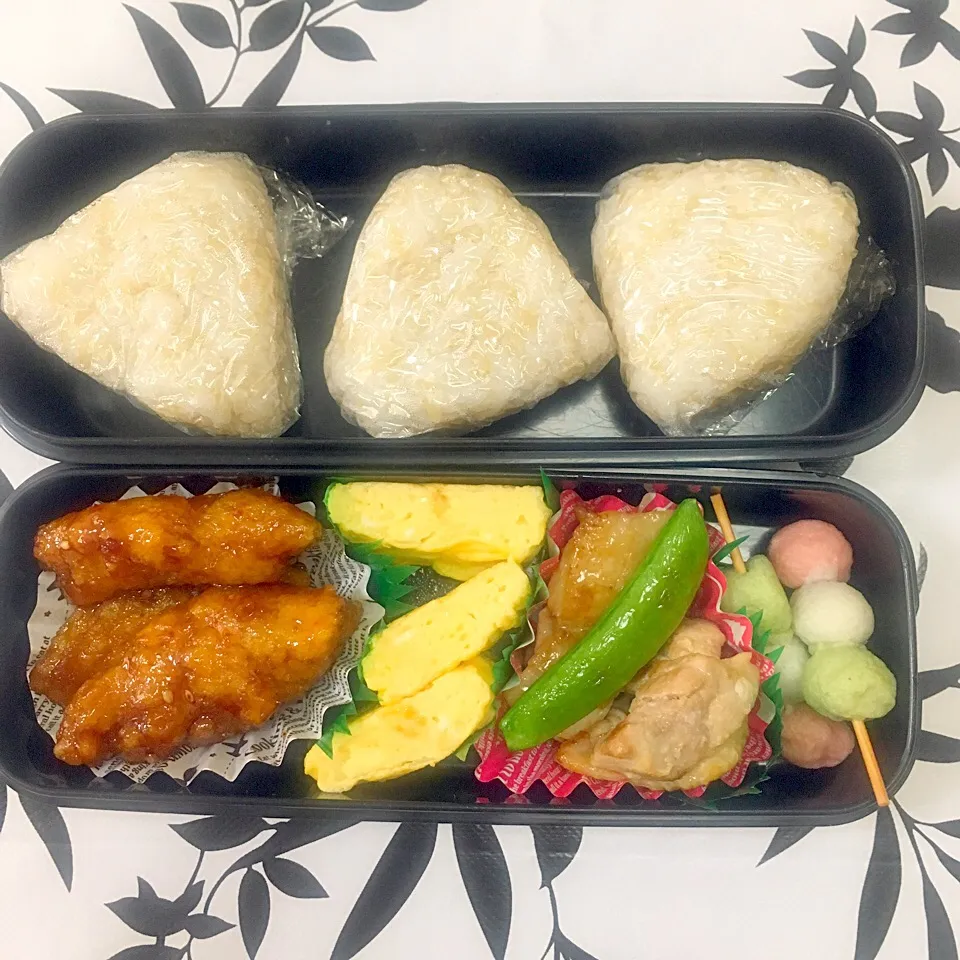 息子のお弁当 甘辛チキン 卵焼き 鳥の胡麻油炒め スナップえんどう 三色団子 玄米おにぎり|keitakumamaさん