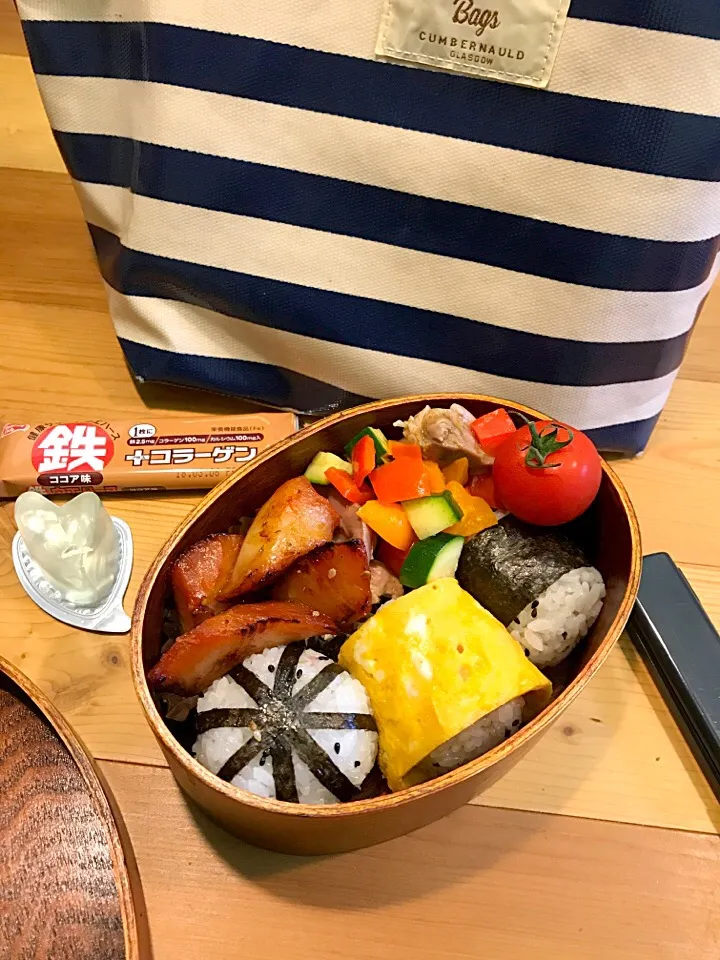 Snapdishの料理写真:パパたろ弁当

おむすび🍙3つ
砂肝カラーピーマンとズッキーニの
        塩炒め
カレイのみりん焼き
ミニトマト|ひななぎさん