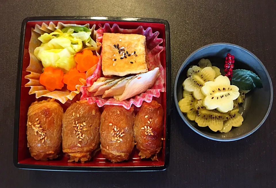 お弁当🍱 
#お弁当 #肉巻き #肉巻きにぎり #肉料理  #野菜 #lunchbox #lunch #fruits #giwi #carrot|sirakorn owadaさん