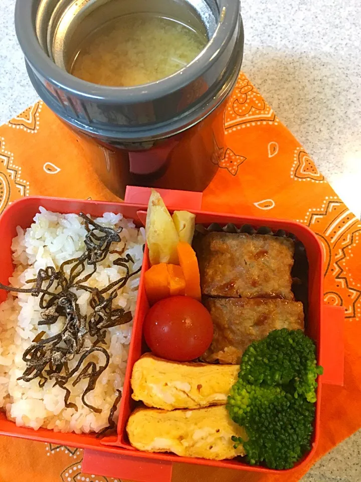 ☆4/19今日のお弁当☆〜ミートローフ、ポテトと人参の付け合わせ、だし巻き卵、ブロッコリーとトマト〜味噌汁付き〜味噌汁も今週で終わりの予定（笑）|Satokoさん