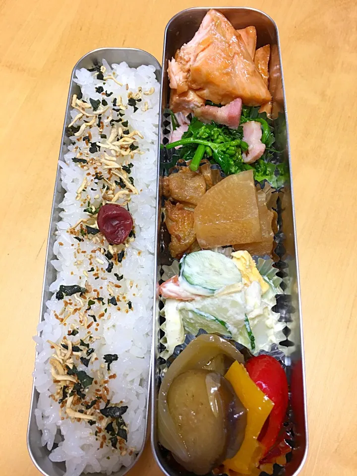 Snapdishの料理写真:シャケ照り焼き 大根とさつま揚げの煮物 なばなのベーコン炒め ナスとパプリカのマリネ ポテトサラダ弁当。|Kumiko Kimuraさん