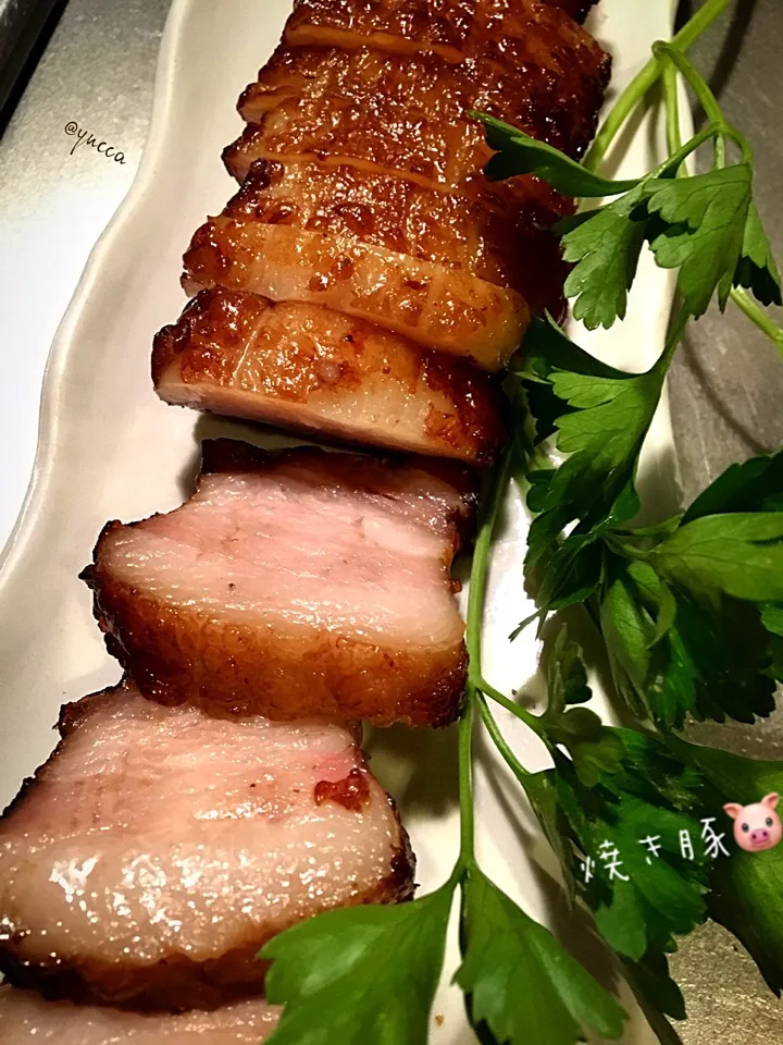 Snapdishの料理写真:sakurakoさんの料理 漬け込んで焼くだけで本格焼豚(＾ω＾)～焼きあがり～
匂いがたまらない🐽💕|yucca@さん