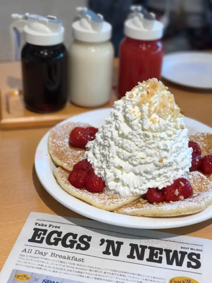 eggs things の
パンケーキ ホイップクリーム ストロベリー🍓|シュトママさん