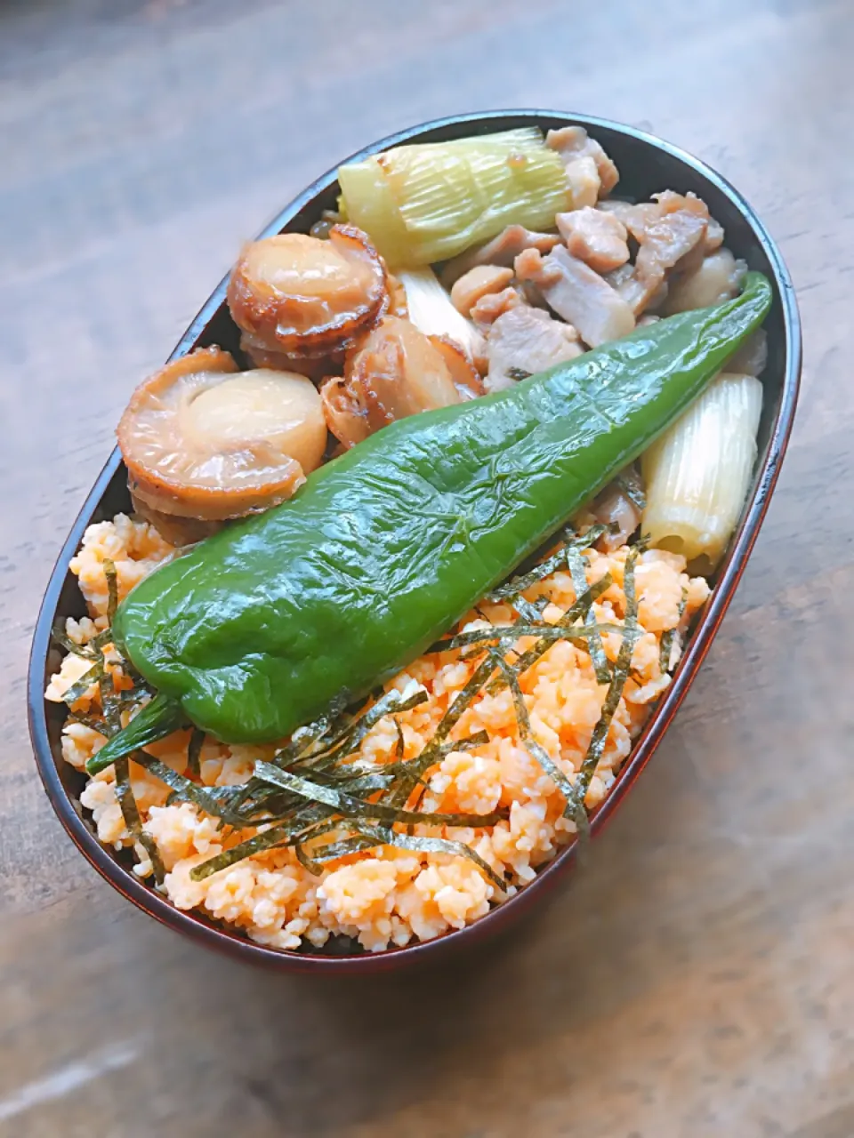 今日のお弁当
・焼き鳥丼みたいな三色丼弁当|akiさん