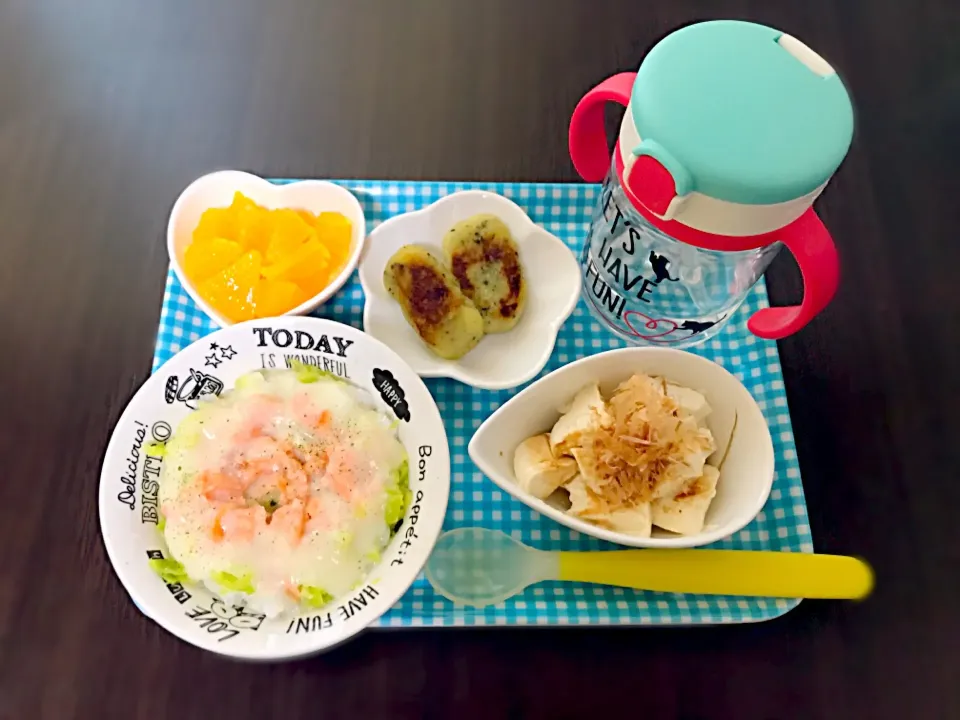 Snapdishの料理写真:4/19❁息子離乳食dinner🍴
鮭とキャベツのホワイトクリーム粥
お豆腐＋花かつお
おさつごまおやき
オレンジ🍊|つんさん