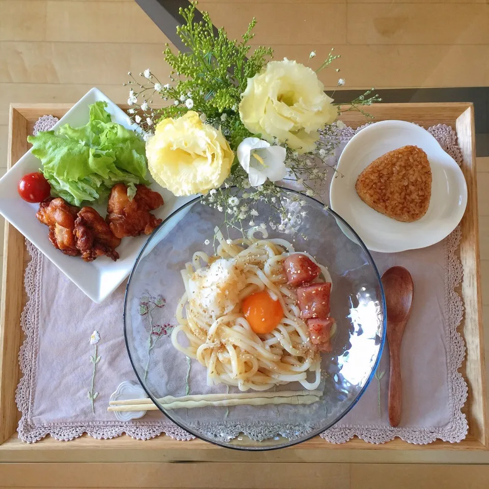 Snapdishの料理写真:4/19❤︎娘の晩ごはん❤︎
・ゆずおろし明太子卵黄のせぶっかけうどん
・醤油唐揚げ&レタスサラダ
・焼きおにぎり|Makinsさん