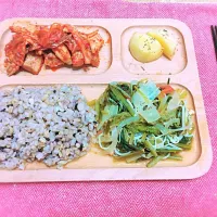 Snapdishの料理写真:十穀飯🌞泡菜豬豬🐷時蔬總匯🌱燉珍珠馬鈴薯🐇|Bellechenさん