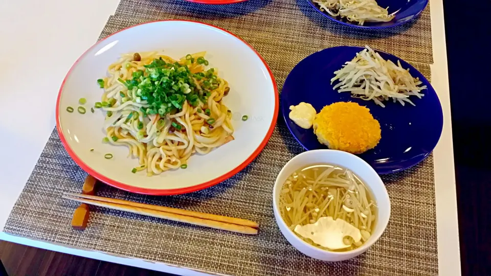 Snapdishの料理写真:今日の夕食　焼きうどん、ハムカツ、えのきの白だしスープ|pinknari🐰🌈さん