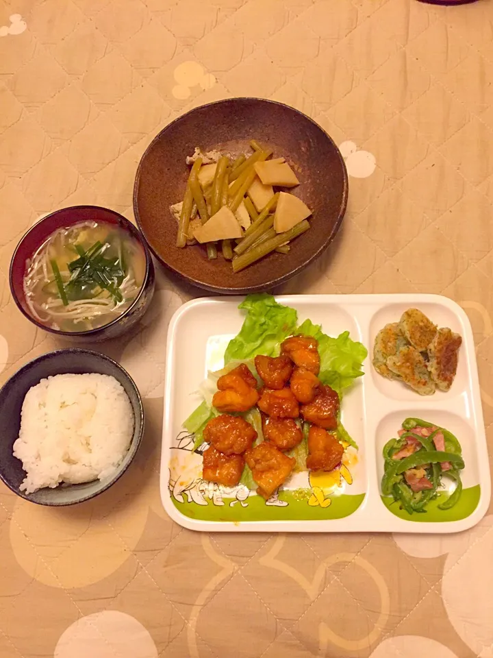 Snapdishの料理写真:韓国風甘辛チキン(ヤンニョムチキン) & ピーマンとベーコンのチーズ炒め & じゃがいも納豆のおやき & ニラとエノキの卵スープ & フキとタケノコの煮物|ぺろたんさん