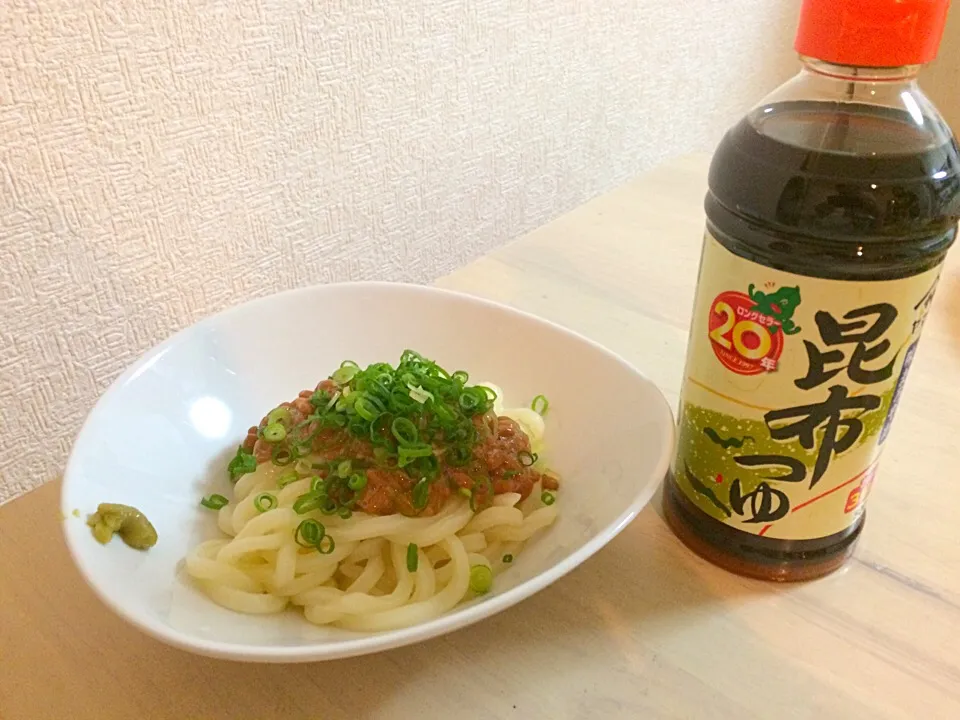 Snapdishの料理写真:茹でうどんに納豆となめ茸万能ネギをたっぷりかけて。
最後に「ヤマサ昆布つゆ」を5cc+水15ccダシを作りかけて食べます。|Booパパさん