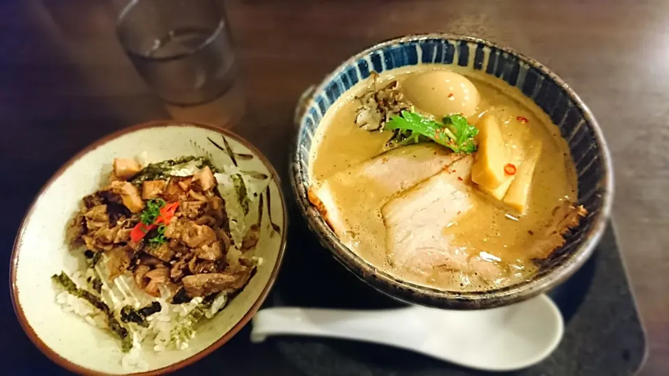 Snapdishの料理写真:にぼし中華 廣はし 濃厚にぼしそば味玉トッピングとチャーシュー丼|ミナミ ヒロヤさん