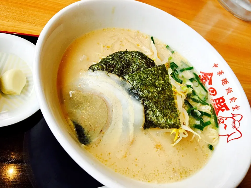 金の豚  長浜ラーメン|もにもにかさん