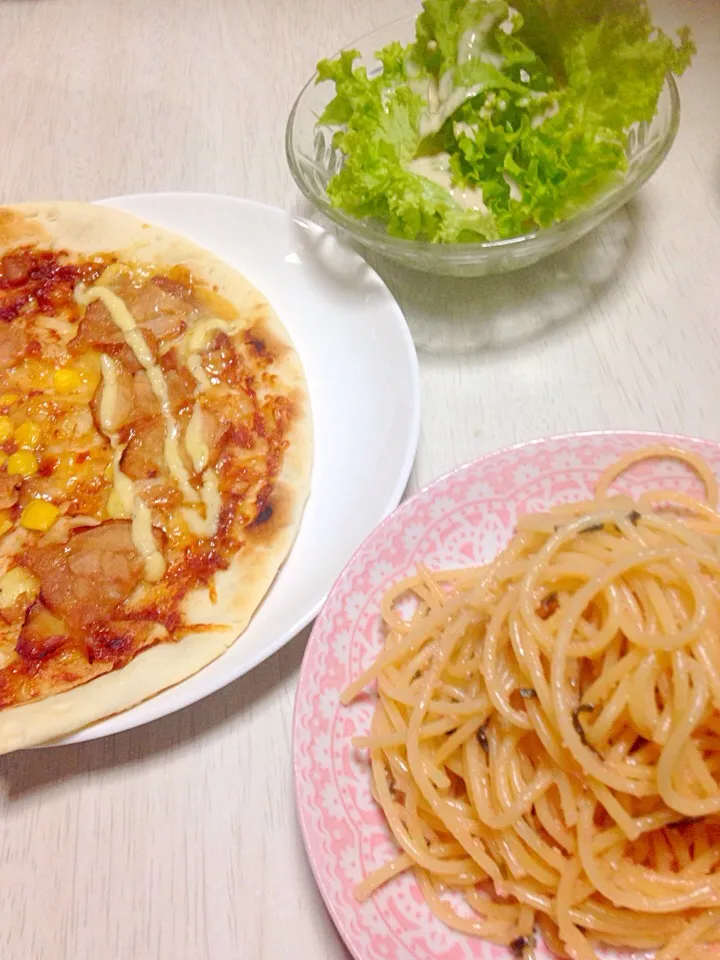 Snapdishの料理写真:自家製照り焼きチキンピザ。ミニたらこパスタ。スープ。サラダ|あやにん食堂さん