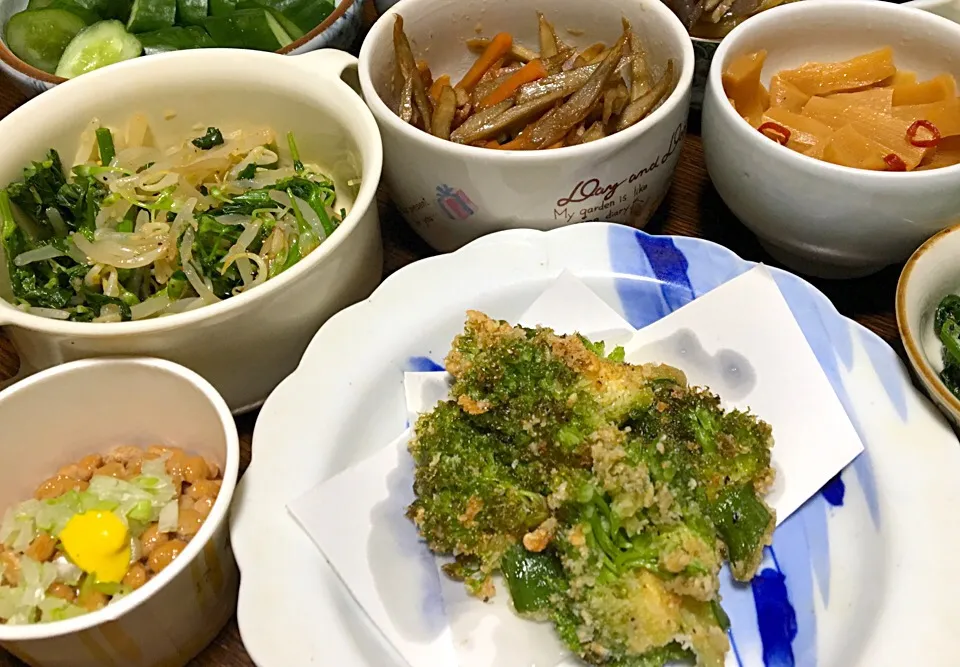 晩ごはん  ねぎ坊主の唐揚げ  きんぴらごぼう 納豆 モヤシと菜花と豆苗のナムル 菜花胡麻和え メンマ きゅうりぬか漬け 金のハンバーグ 雑穀ごはん 菜花と玉ねぎとワカメの味噌汁|ぽんたさん