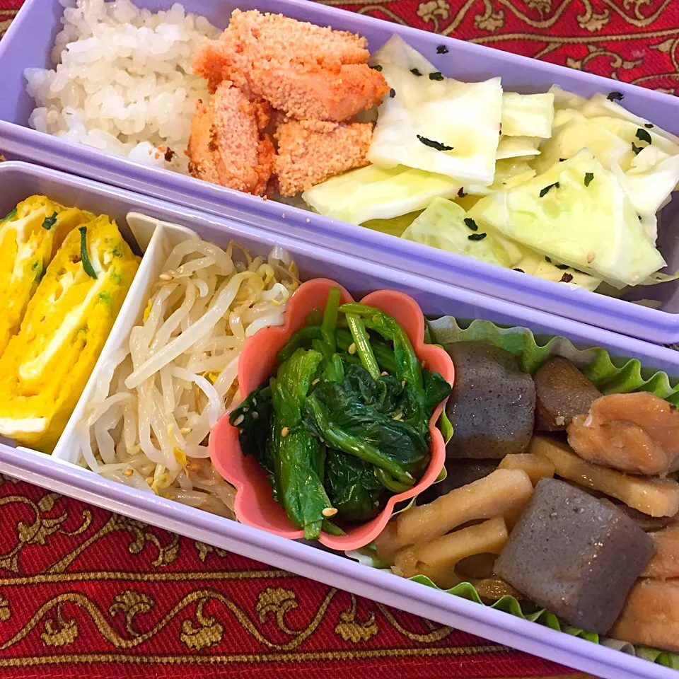 鶏と根菜の煮物とほうれん草の胡麻和えともやしのナムルと焼きたらこ弁当|もえさん