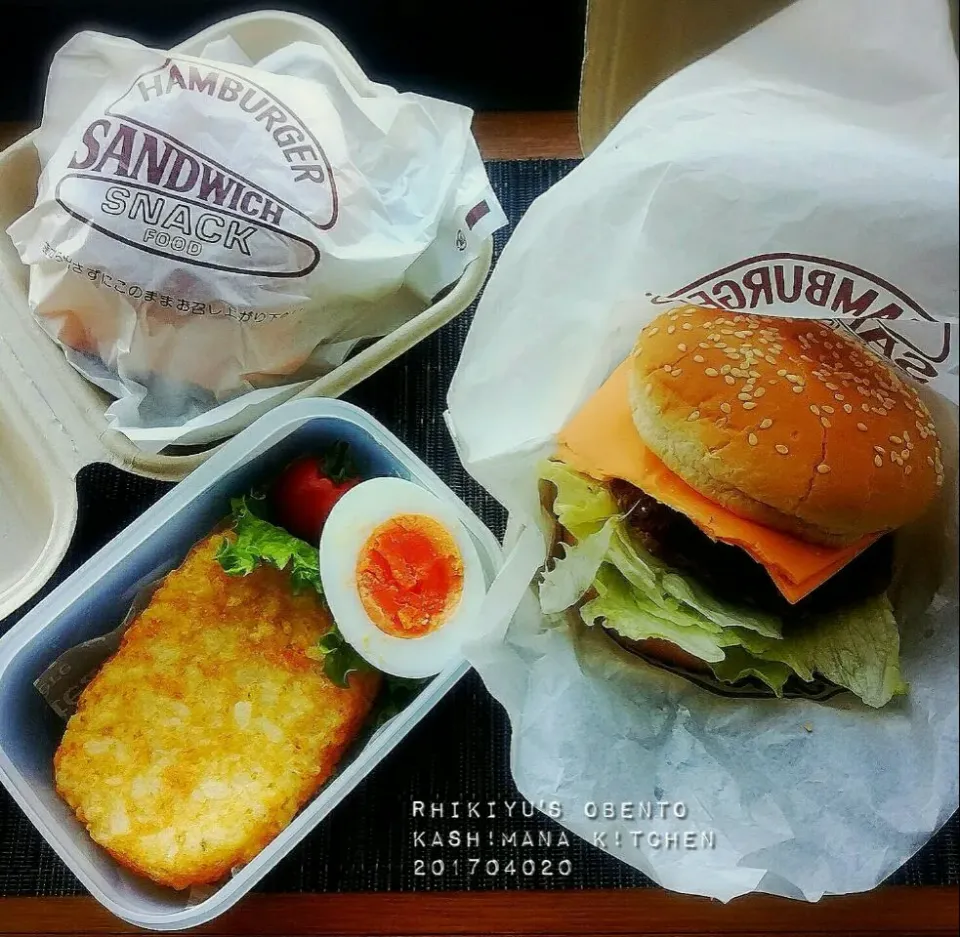 高１息子弁当🍱🍔🍔
●チーズバーガー２つ
●ハッシュドポテト
●塩卵＆プチトマト🍅
●豆乳コーヒー|Kashimanakitchenさん