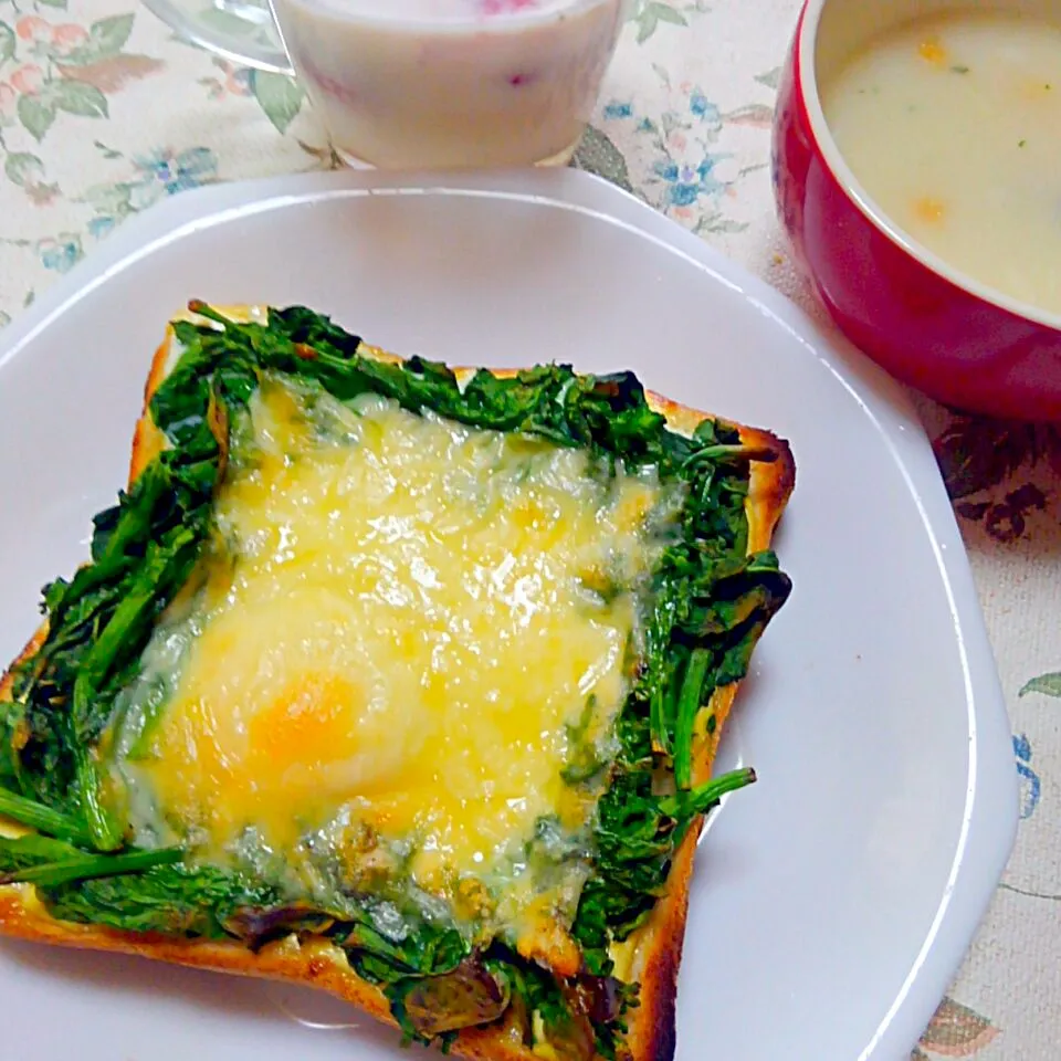 切る前の菜の花のマヨ目玉焼きチーズトースト|うたかた。さん