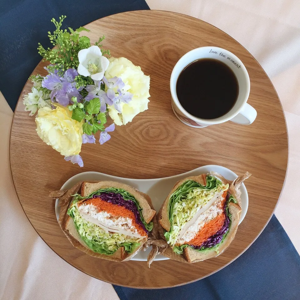 4/20❤︎鶏そぼろのカッテージチーズ和え&チキンハム野菜たっぷりサンド❤︎
今日は午後から娘の小学校に行くため早めのランチです✨|Makinsさん