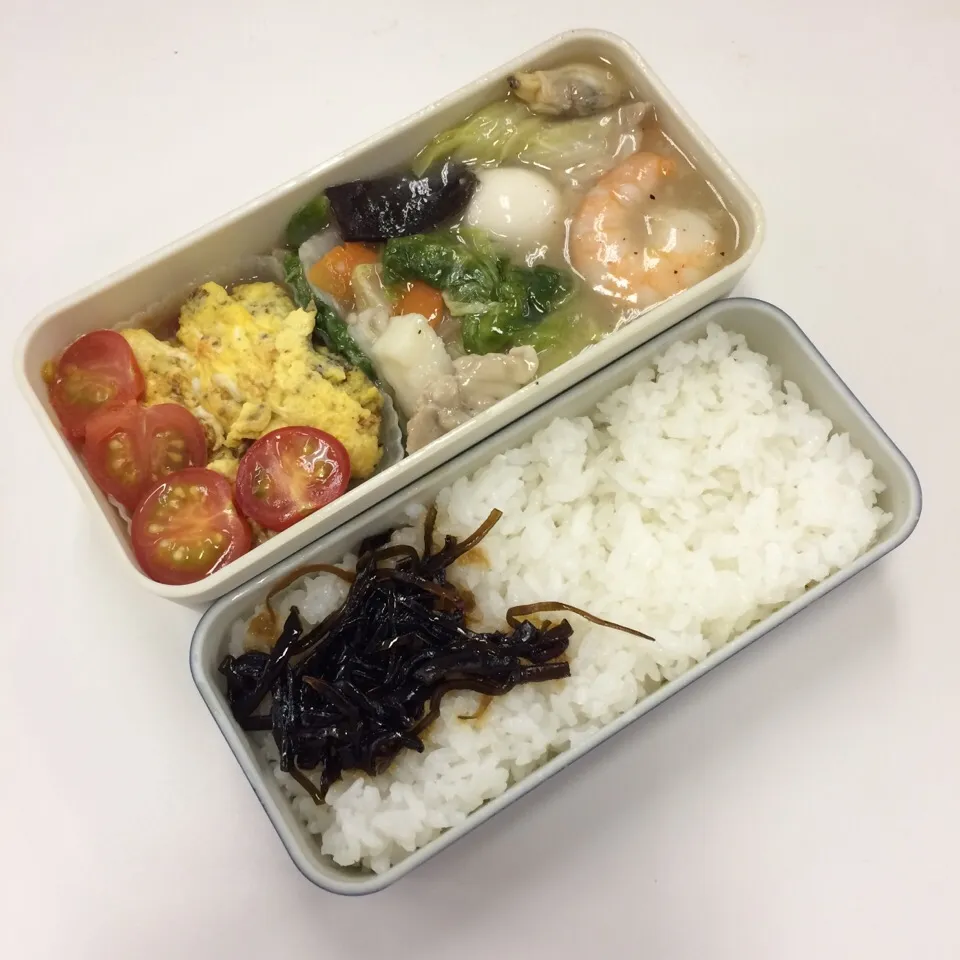 弁当（八宝菜、オムレツ、プチトマト、紫蘇キクラゲ佃煮）|SasaMasa213さん