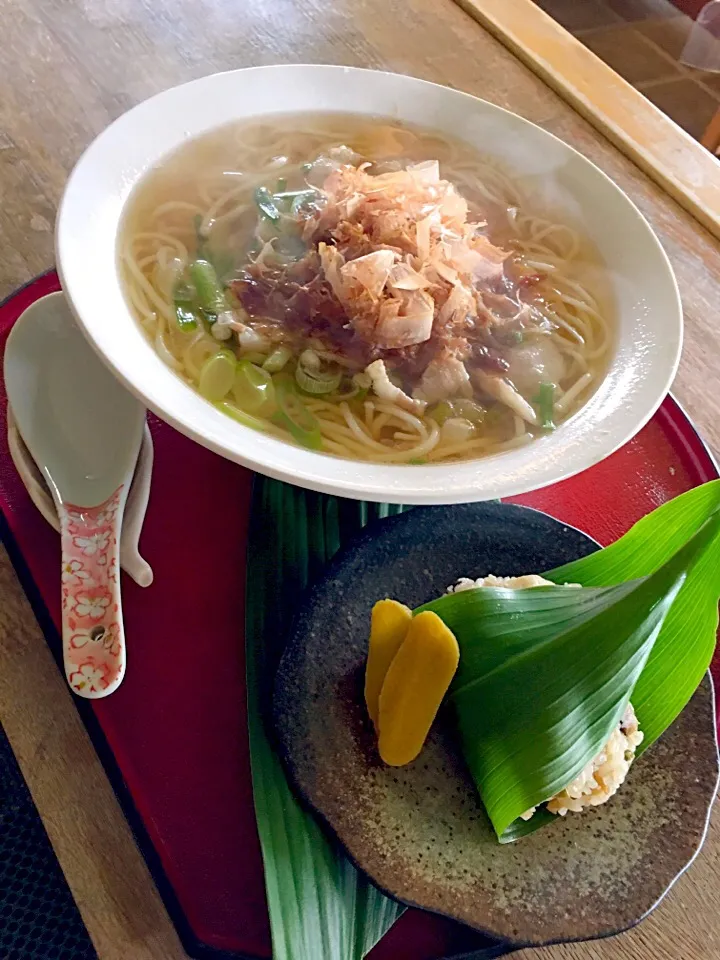 Snapdishの料理写真:五島豚うどん＋炊き込みおにぎり🍙|chikako sugimoto357さん