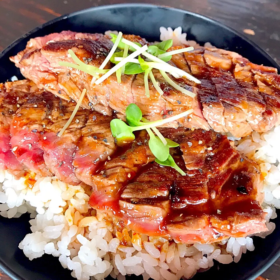 ステーキ丼|こじゅわいさん