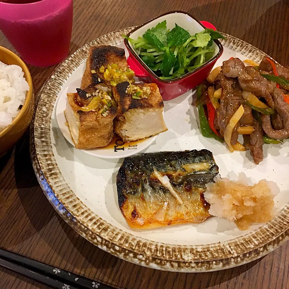 晩ご飯 #青椒肉絲 #鯖の塩焼き #厚揚げの油淋鶏たれ #三つ葉のお浸し|natsu727さん