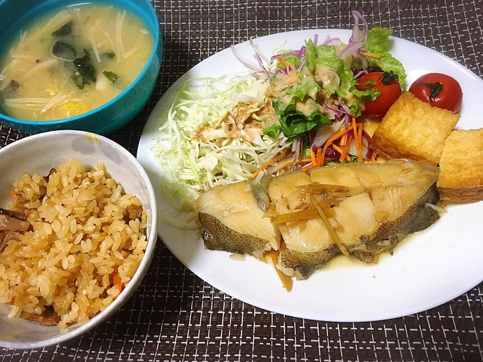 Snapdishの料理写真:炊き込みご飯、みそ汁、カレイの煮付け、サラダ🥗🐟|くろねこっく🐈‍⬛さん