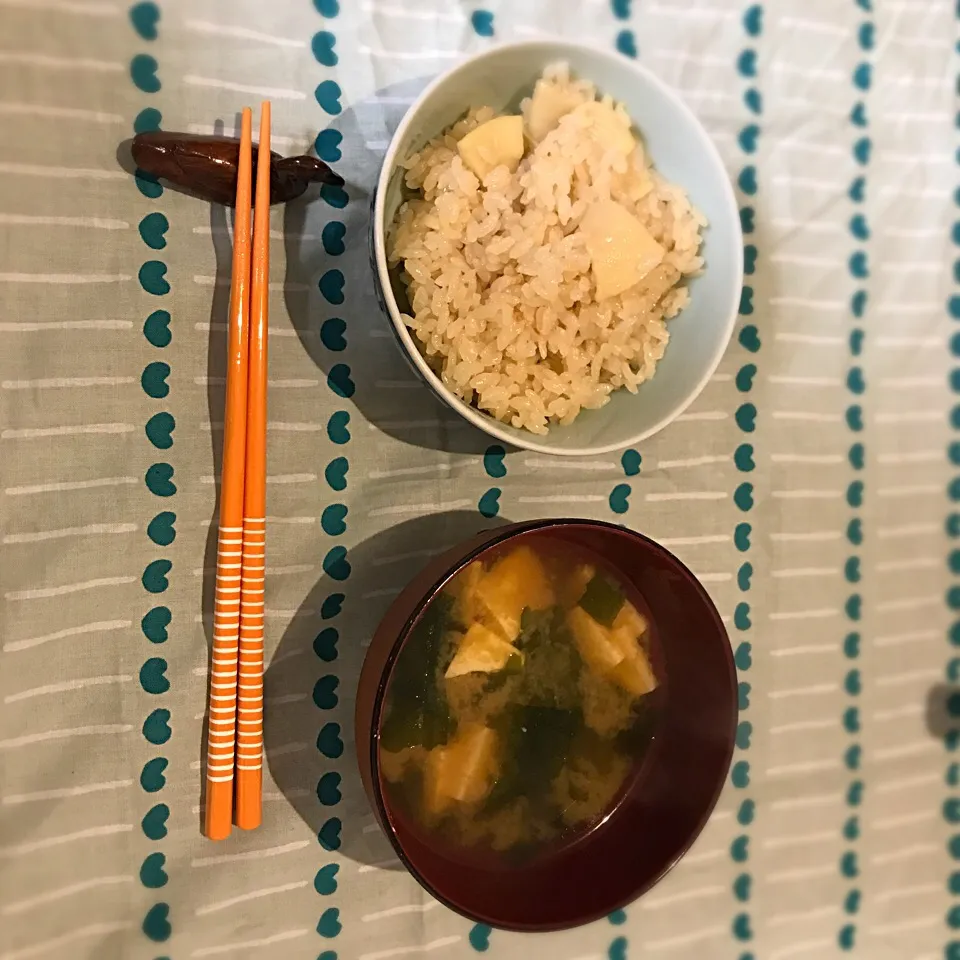 Snapdishの料理写真:採れたてのタケノコを使って炊き込みご飯🍚
炊飯器ではなく鍋を使って炊いてみた
#タケノコ
#たけのこご飯|梨花さん