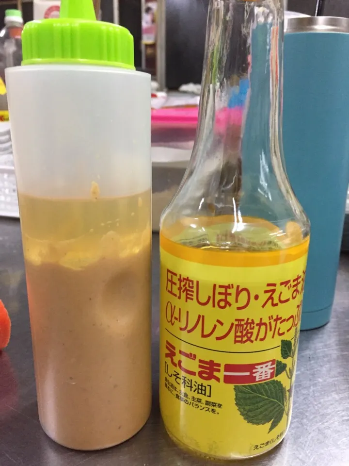 Snapdishの料理写真:病は気から٩( 'ω' )و
親の認知症対策ドレッシング❗️

#ドレッシング  #えごま油 #サラダ|だぉねんなさん