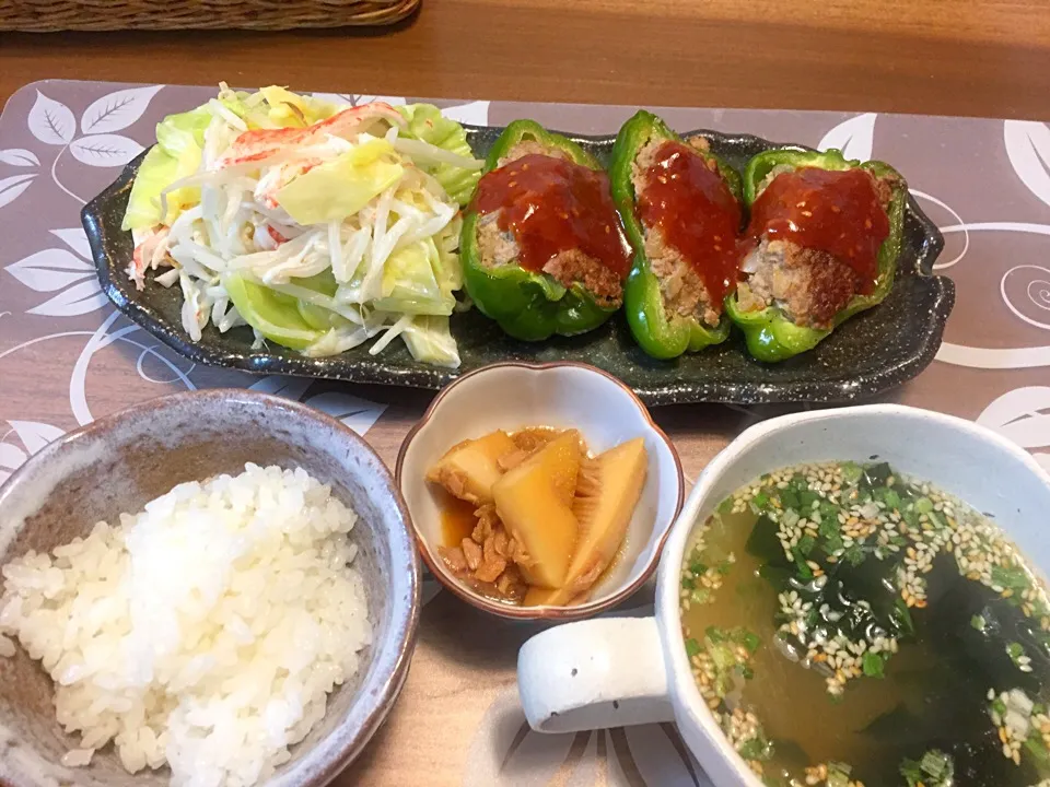 晩御飯
肉詰めピーマン、キャベツともやしとカニカマサラダ、筍とツナの甘辛煮、春雨とわかめのスープ、白米|かよちゃんさん