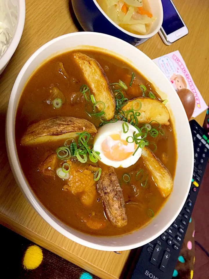 カレーうどんにベイクドポテトオン|みやもささん