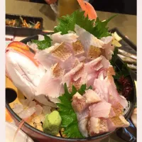 Snapdishの料理写真:仕事関係者と会食。
皮を少し炙ったお刺身。
美味しいに決まってる。|さとみさん