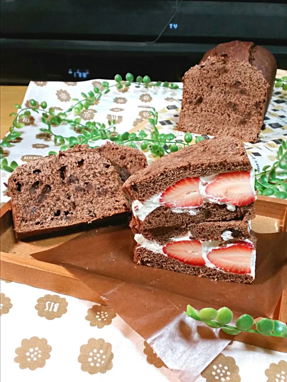 ショコラ食パンでいちごサンド🍓|まーやんさん