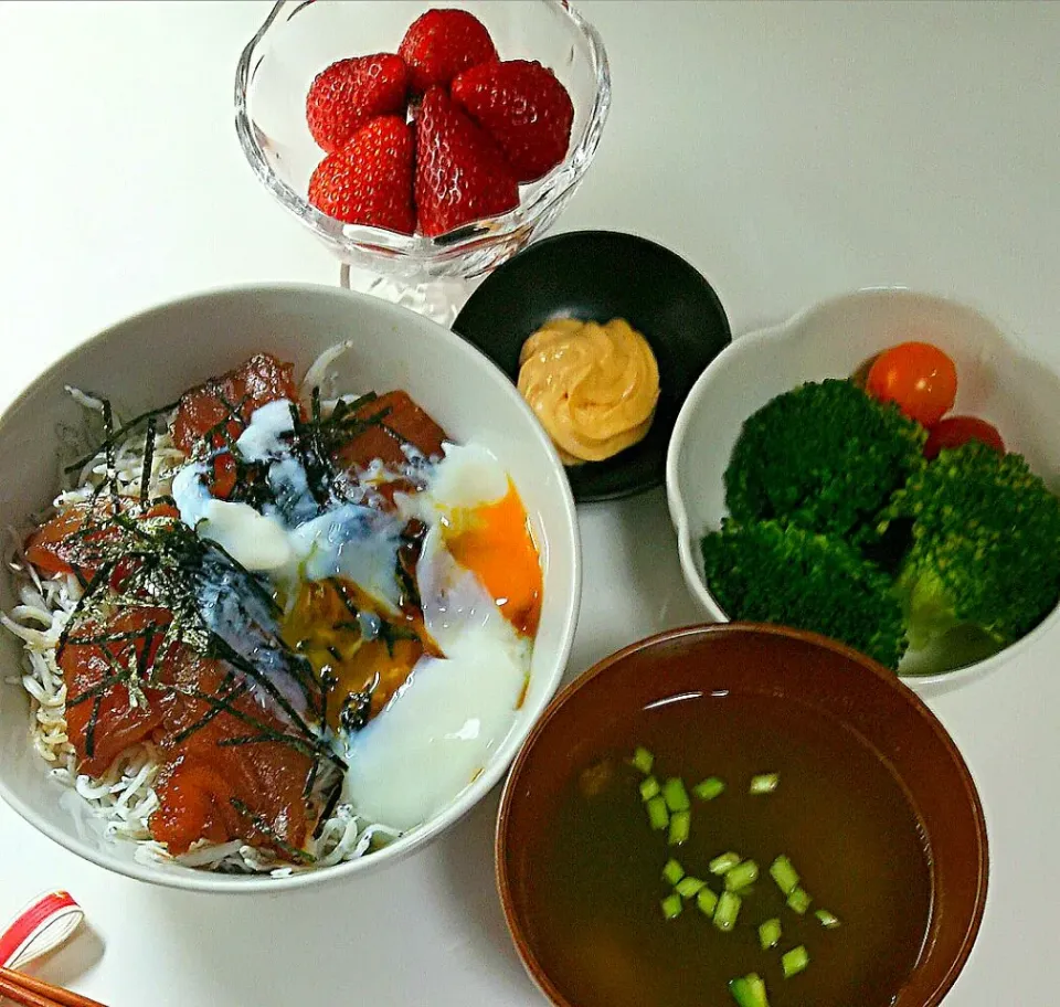 Today's #supper without my hubby #今日の晩ごはん #漬け丼 #ブロッコリー #いちご #とちおとめ #マグロ #おうちごはん #うちごはん #夕飯|まめさん