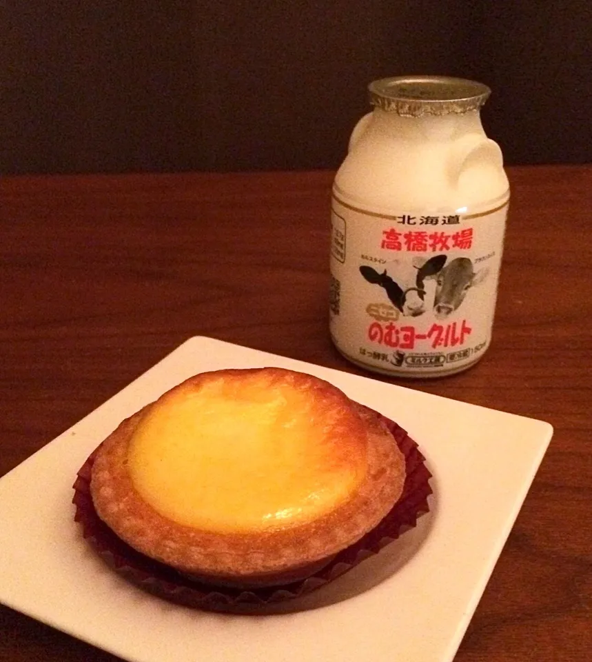 Snapdishの料理写真:ニセコ高橋牧場のチーズタルトと飲むヨーグルト|マユマユさん