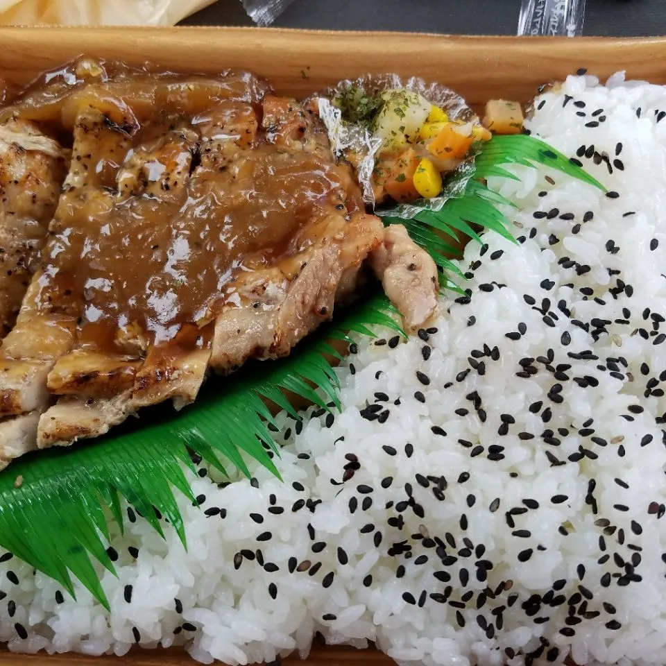 久しぶりにコンビニ弁当
炙り焼きチキンステーキ弁当|Morito Kamiyaさん