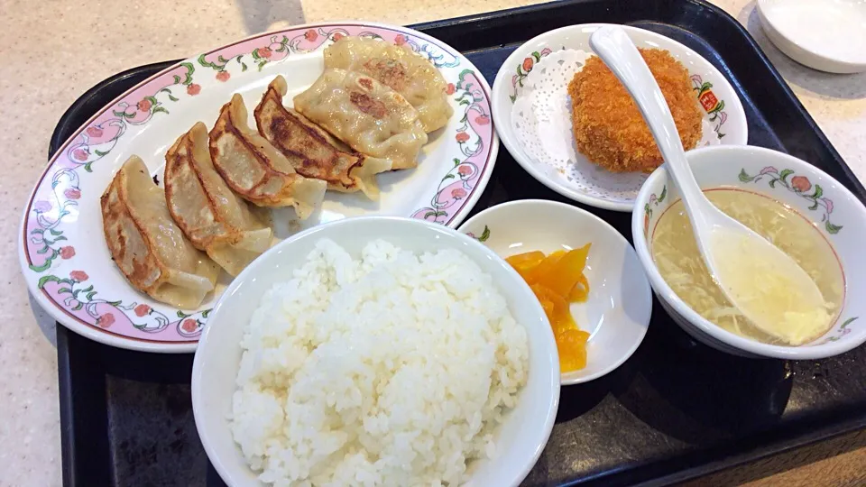 餃子定食😋コロッケも付いて来るんだ（笑）|アライさんさん