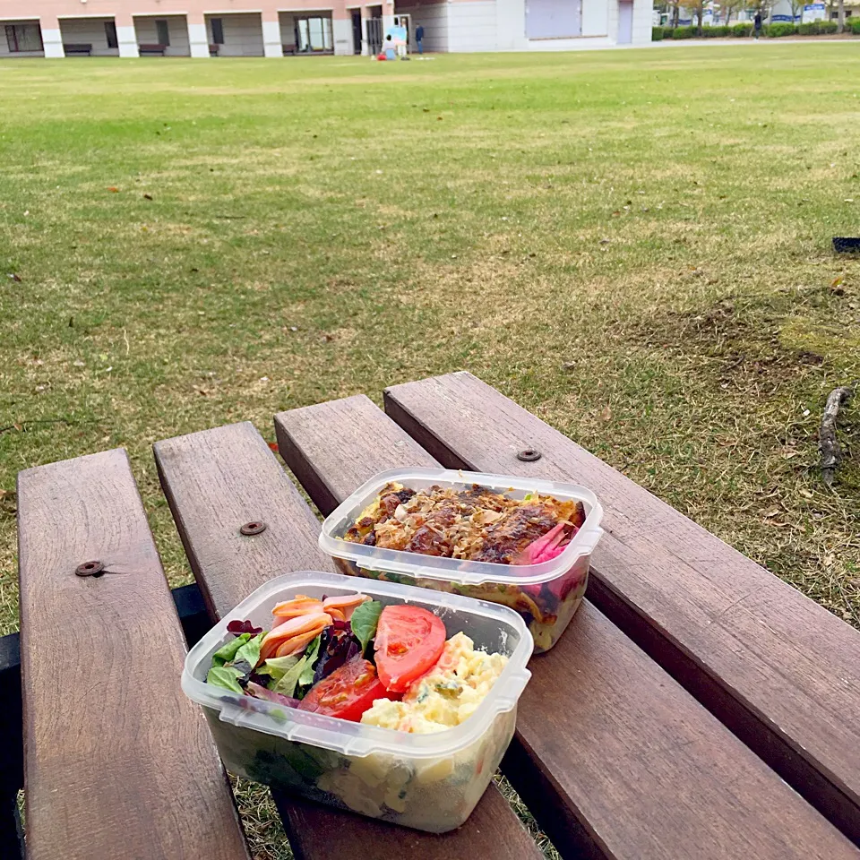 ピクニック・ランチ♬ (▰˘◡˘▰)☝︎ #弁当 #お弁当 #昼ごはん #お昼ごはん #弁当男子 #lunch #lunchbox #サラダ #お好み焼き #お好み焼き弁当 #|Yoshinobu Nakagawaさん