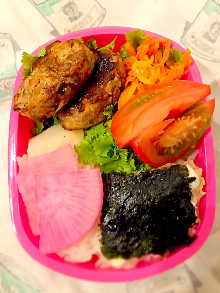 パパお弁当🍱😋  ハンバーグ  人参ソテー  ツナマヨ海苔弁  トマト  わさび菜  大根の赤紫蘇漬け  大根の糠漬け|ch＊K*∀o(^^*)♪さん