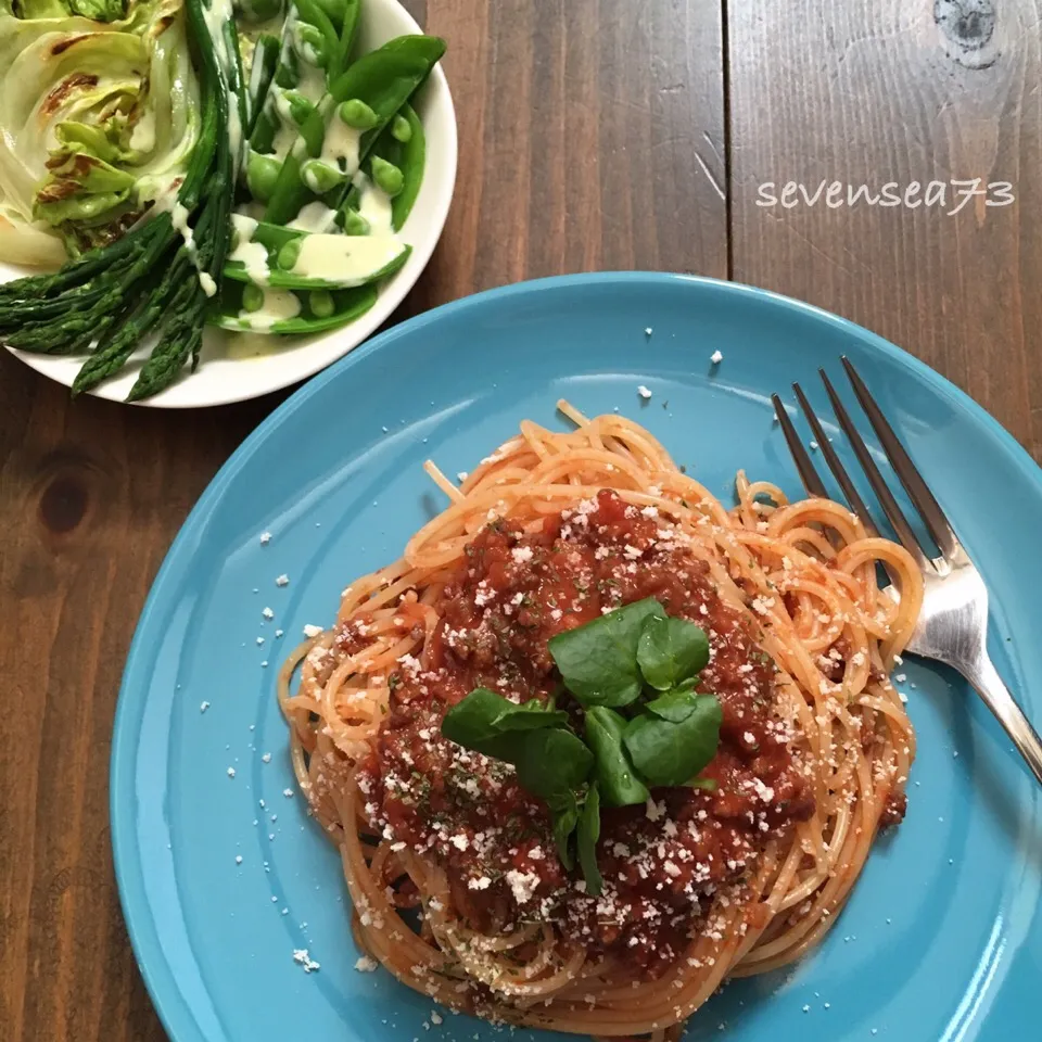 Snapdishの料理写真:ミートソースとサラダ🍝ʕ-̼͡-ʔ🥗|七海さん