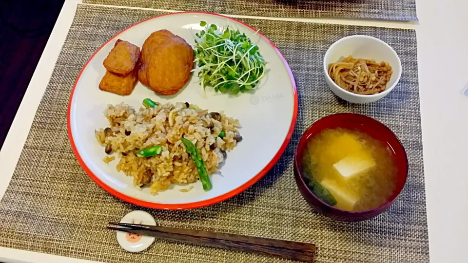 今日の夕食　アスパラとツナの焼き飯、さつま揚げ、なめたけ、豆腐とわかめの味噌汁|pinknari🐰🌈さん