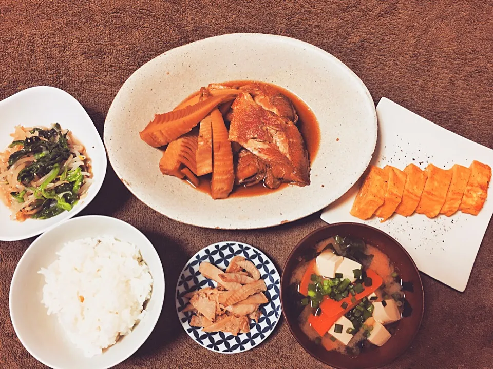 今日の晩御飯は煮魚定食✨
魚とタケノコが美味い😋
#晩ご飯 #煮魚 #タケノコ #定食|じんさんさん