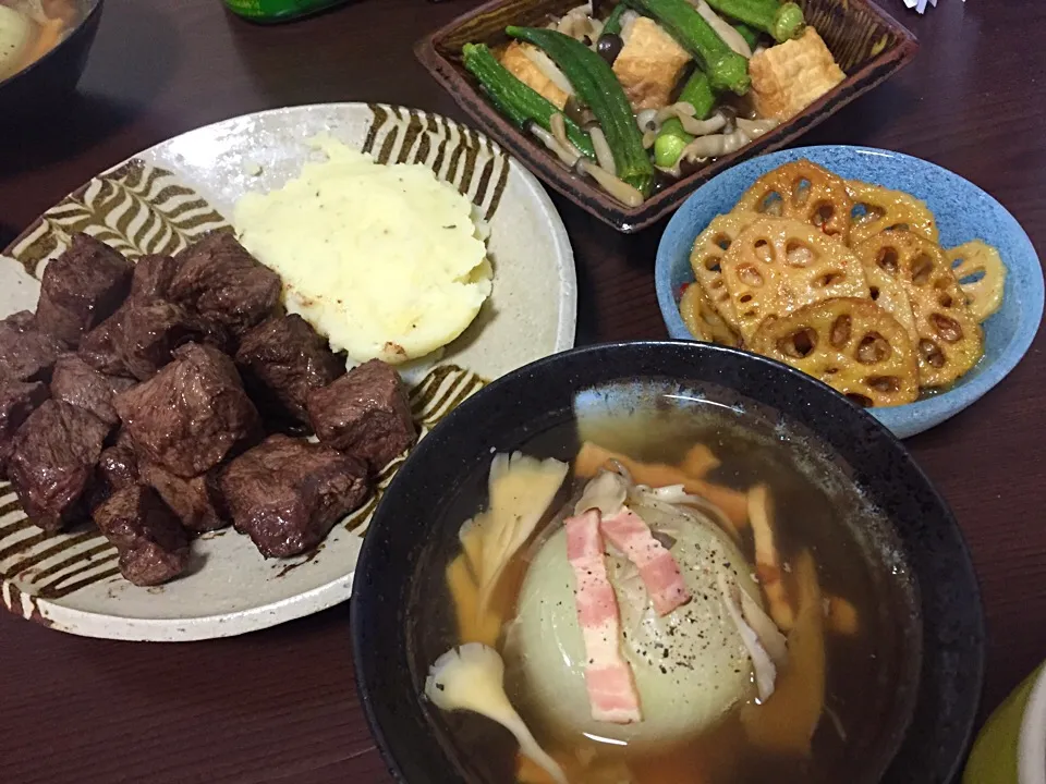 Snapdishの料理写真:4月21日晩ご飯。サイコロステーキとマッシュポテト、厚揚げとオクラ煮、蓮根の甘酢漬け、しんたま丸ごとスープ。|あやさん