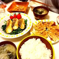 Snapdishの料理写真:鱈のムニエル
餃子
モヤシとワカメの中華スープ|まりなさん